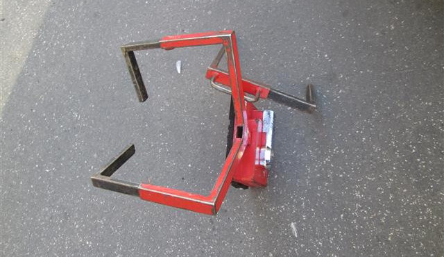 Muž se v Brně nesmířil s botičkou, násilím ji sundal. Poté dělal, že o ničem neví