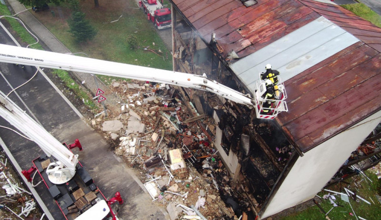 Lidé nabízejí pomoc obyvatelům domu, ve kterém došlo k výbuchu