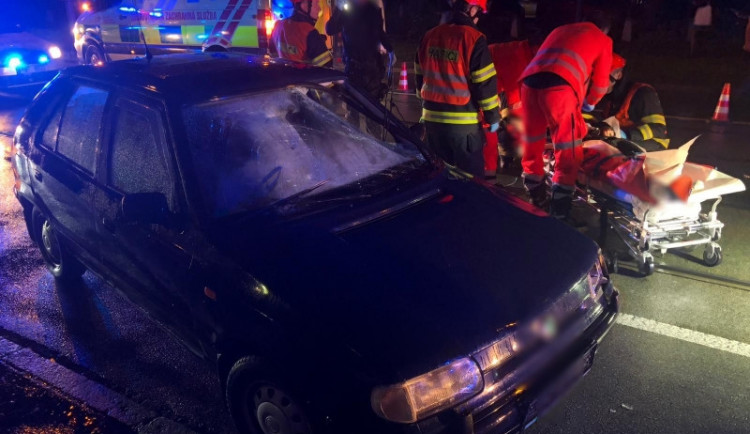 V centru Brna auto srazilo dvě ženy. Záchranáři upozorňují na nošení reflexních prvků