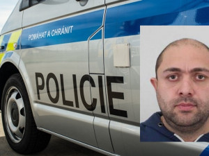 Policisté pátrají po tomto muži. Je podezřelý z trestné činnosti a vyhledává hlavně seniory