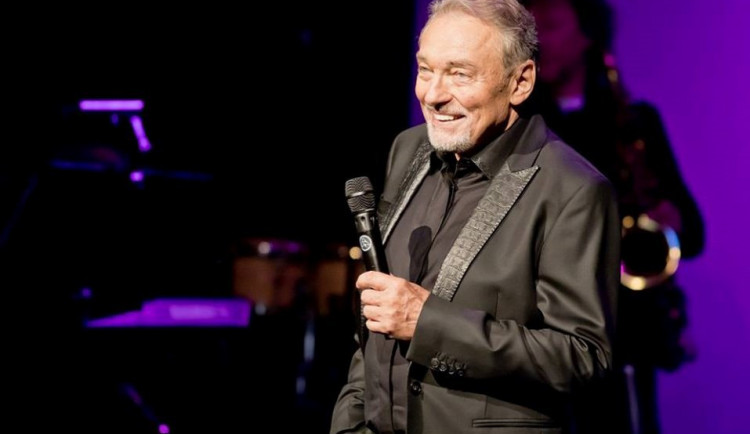 Lidé mohou kondolenční listiny podepisovat ještě v pondělí