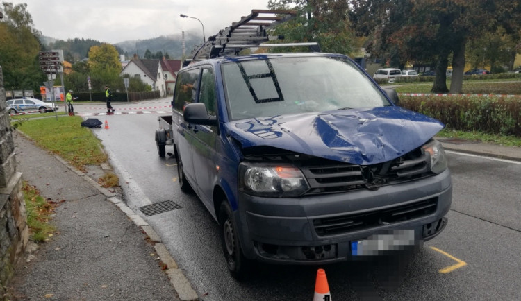 Dodávka ve Větřní srazila seniora, na místě zemřel