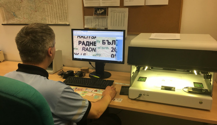 Policisté se zaměřili na kontrolu cizinců, jeden měl padělaný doklad