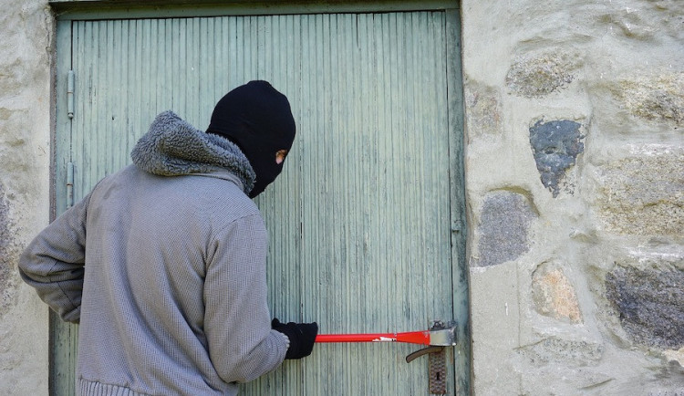 Muž v Brně zamkl na půdě dva zloděje, chtěli mu ukrást příbory