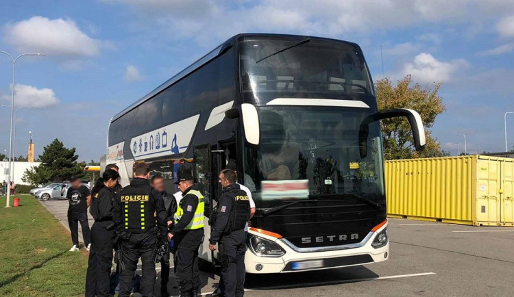 Policie v dvoupatrovém autobuse zadržela čtyřiadvacet cizinců bez platných dokladů