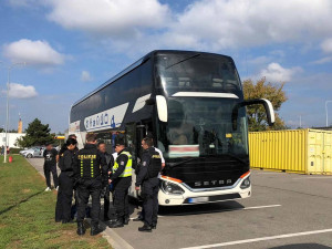 Policie v dvoupatrovém autobuse zadržela čtyřiadvacet cizinců bez platných dokladů