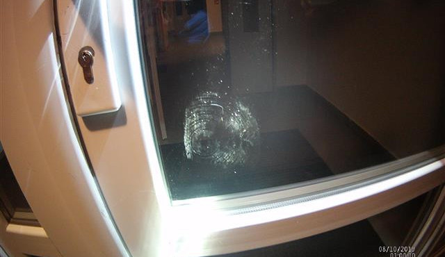 Muž v Bystrci prokopl vchodové dveře bytového domu. Hledal teplé místo k přespání