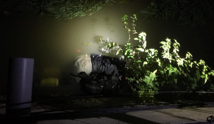 Policisté ho našli, jak se takto schovává ve vodě.