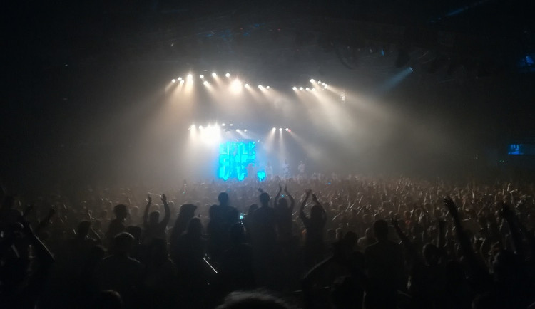 Atmosféra na koncertě Little Big byla místy až zvířecí