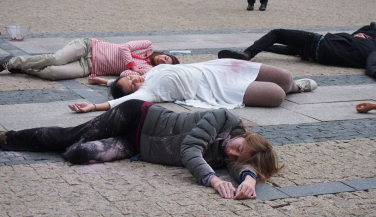 FOTO: Na Benešáku umírali lidé. Symbolická smrt měla upozornit na klimatické změny