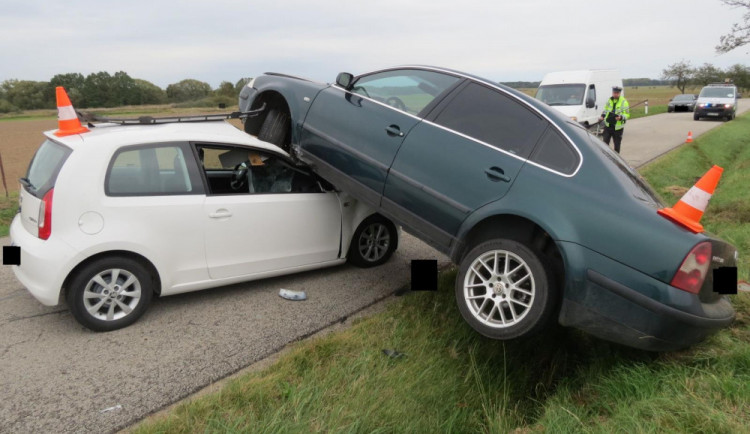 Řidič osobáku nezvládl jízdu na mokré silnici, skončil na střeše jiného auta