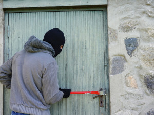 Zloděj se připravuje na topnou sezónu. Ukradl všechna topení, kamna i topenářské trubky