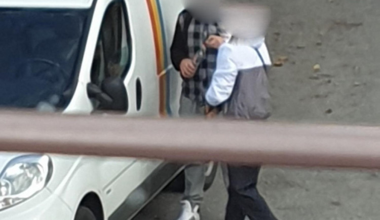 Pachatelé nečekali a hned se vloupali do dodávky.