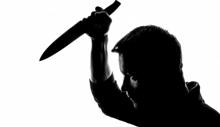 Muž pobodal u Prýglu soka v lásce kvůli krabičce cigaret