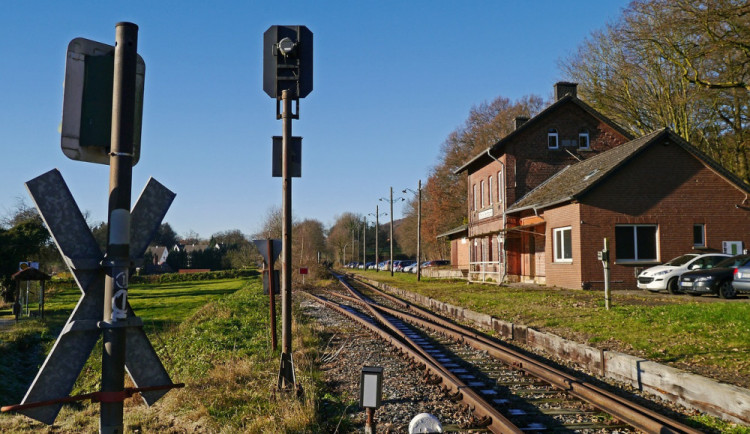 Muž seděl na kolejích a srazil ho projíždějící vlak. Srážku přežil