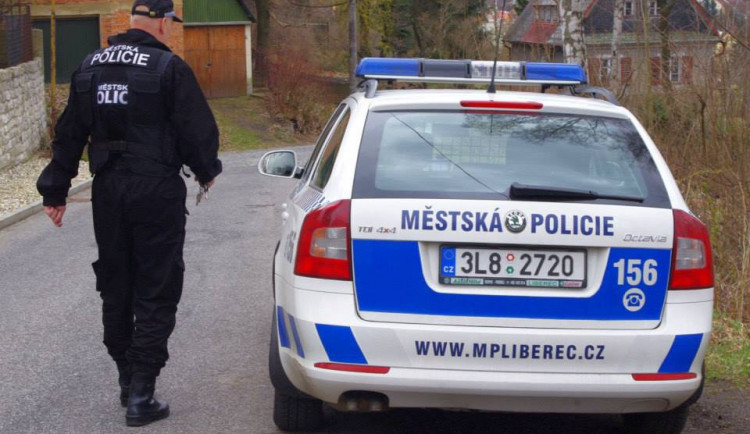 Ženě přestalo fungovat auto, strážníci jí ho pomohli odtlačit