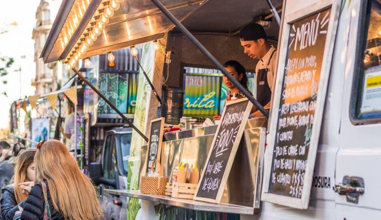 U Vaňkovky zaparkoval Food Truck Festival. Skvělé jídlo si dáte ve vagónu či americkém školním autobusu