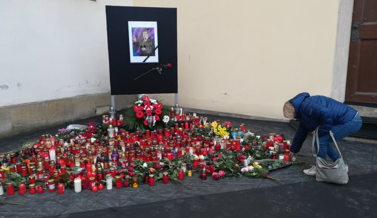 Lidé nosí na Dominikánské náměstí v Brně svíčky ve vzpomínce na Karla Gotta