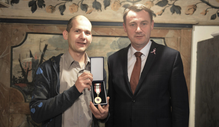 Muž, který zachránil cestující autobusu, převzal od hejtmana ocenění