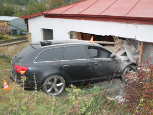 Řidič na Blanensku nezvládl zatáčku a proboural se do domu