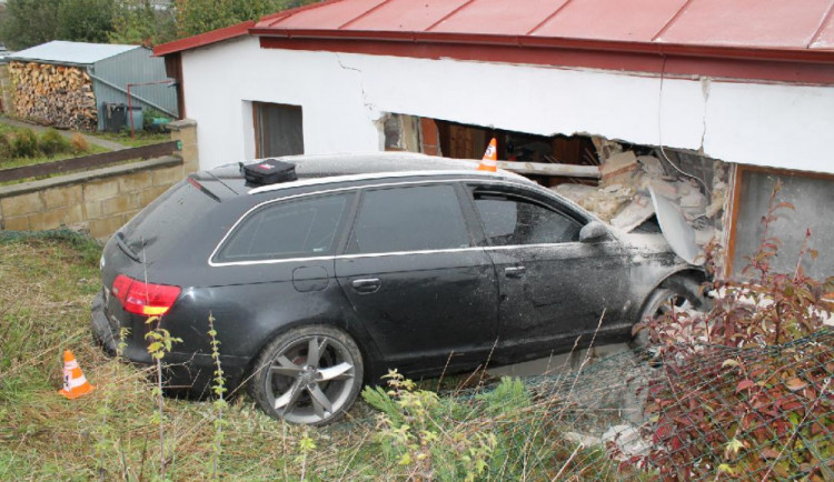 Auto museli vyprostit hasiči.