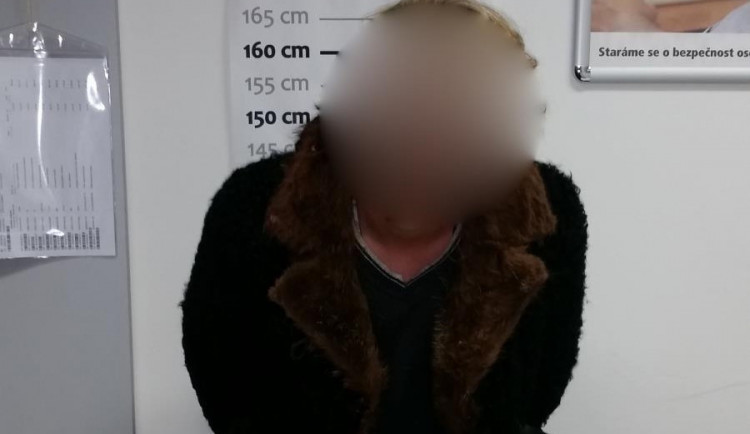 V dámském kožichu se promenádoval po Brně. 