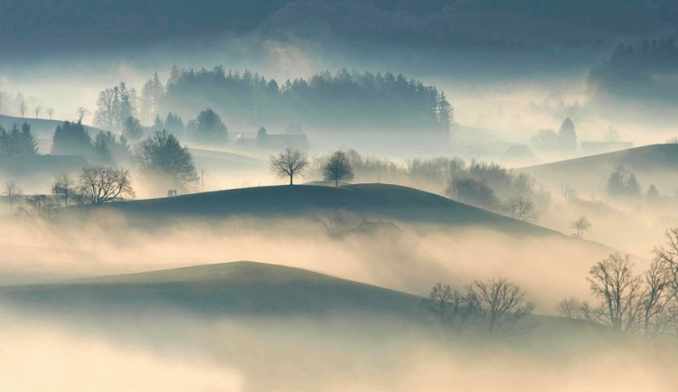 POČASÍ NA PONDĚLÍ: Mlha nepoleví ani s příchodem nového týdne