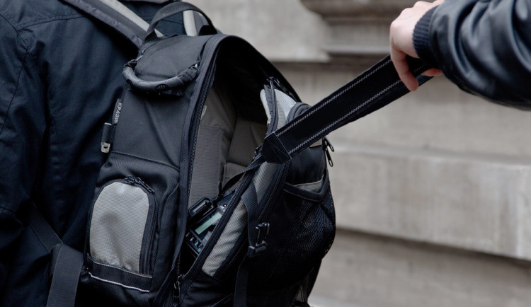 Kapsář okradl v Krumlově turistu, škoda je více než 11 tisíc korun. Policisté po zloději pátrají