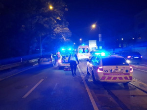 Osobní auto srazilo v Brně ženu na přechodu pro chodce, i přes snahu záchranářů zemřela