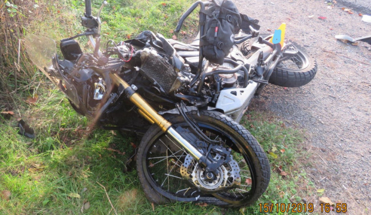 Motorkář narazil do osobního auta, během převozu do nemocnice zemřel