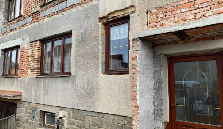 Seniorka, která v Suchém Vrbném zabila muže, je obviněna z vraždy. Hrozí jí minimálně 18 let ve vězení