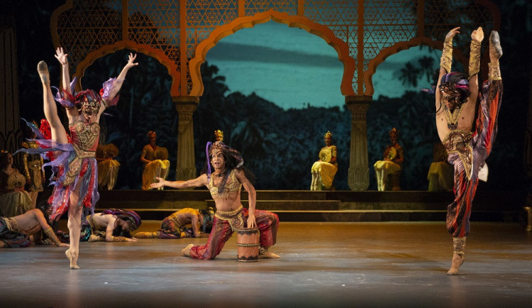 Janáčkovo divadlo se o víkendu promění v Mahárádžův palác s chrámovými tanečnicemi Bajadérami