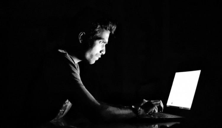 Šiřitelé nenávistných příspěvků na internetu spoléhají na anonymitu. V tom se mýlí, varuje nejvyšší státní zástupce