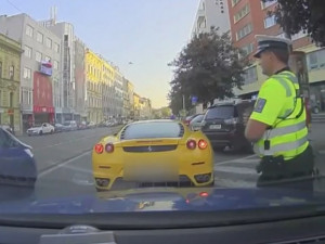 VIDEO: Padesátiletý cizinec se předváděl po Brně ve žlutém Ferrari. Netušil, že ho hledá celá Evropa