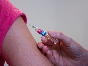 Každý rok zemře na chřipku 70 000 lidí, v Česku se nechává očkovat jen 5 procent populace