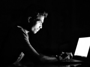 Šiřitelé nenávistných příspěvků na internetu spoléhají na anonymitu. V tom se mýlí, varuje nejvyšší státní zástupce
