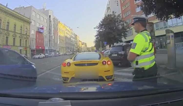 Luxusní sporťák vyměnil za škodovku