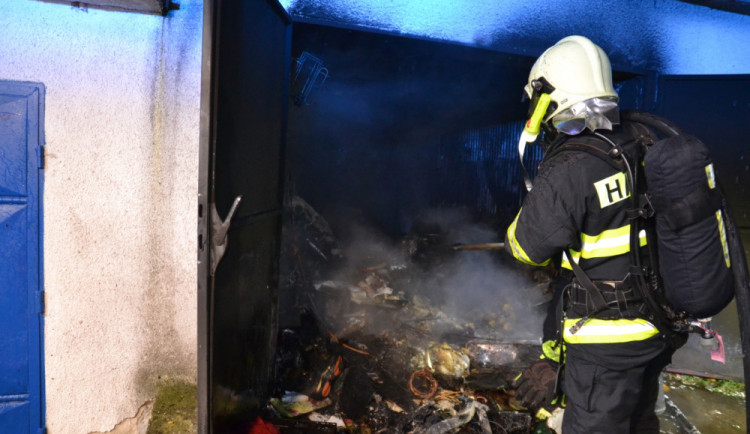 FOTO: Včera v noci zasahovaly hasičské jednotky u požáru garáže v Liberci