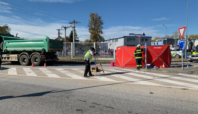 U Litvínovic srazil náklaďák cyklistku. Ta nehodu nepřežila