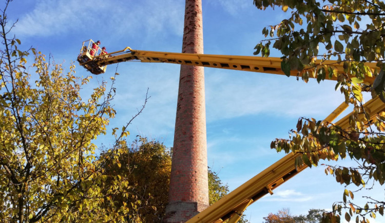 Hasiči zasahovali u nakloněného čapího hnízda, museli rozebrat kus komínu