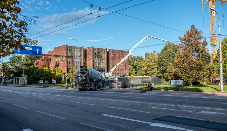 VIDEO: Stavba nového křídla knihovny na Lidické je v polovině