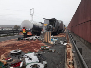 FOTO: Nehoda kamionů ráno zablokovala D1 u Ostrovačic. Dálnice bude neprůjezdná delší dobu