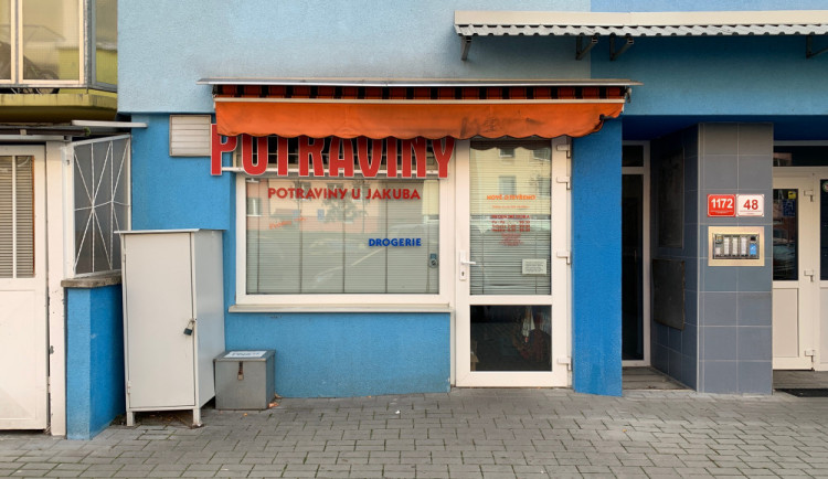 Neznámý pachatel přepadl večerku v Krčínově ulici, prodavačku zmlátil