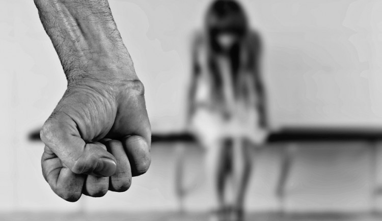 Muž opakovaně napadal bývalou přítelkyni, je trestně stíhán