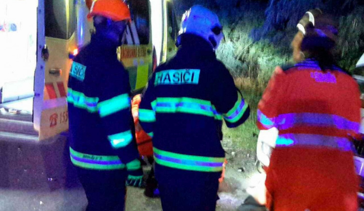 Řidič minibusu na Vyškovsku usnul za volantem, při nehodě se zranilo deset lidí