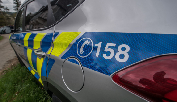 Řidička nacouvala osobákem do auta policie, nadýchala dvě a půl promile