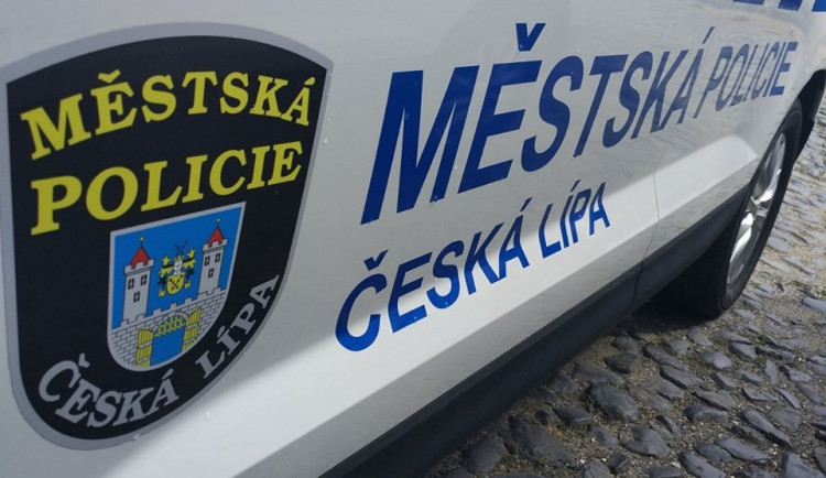 Čekal na lavičce až vystřízliví, protože se bál manželky