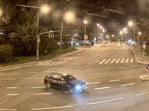 VIDEO: Kamery zaznamenaly auto zlodějů z  klenotnictví v centru Brna. Policie pátrá po tmavém Audi A6