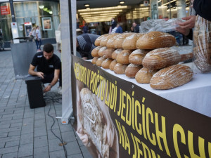 Desítky lidí vytvořily na Svoboďáku rekord v pojídání chleba