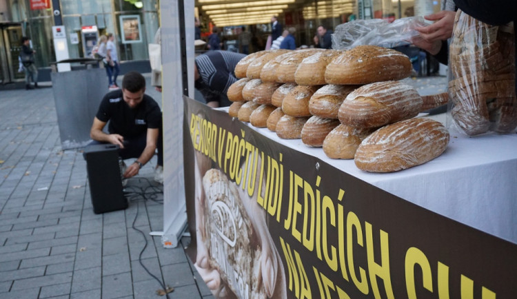 Na náměstí čekala na účastník velká kupa bochníků.